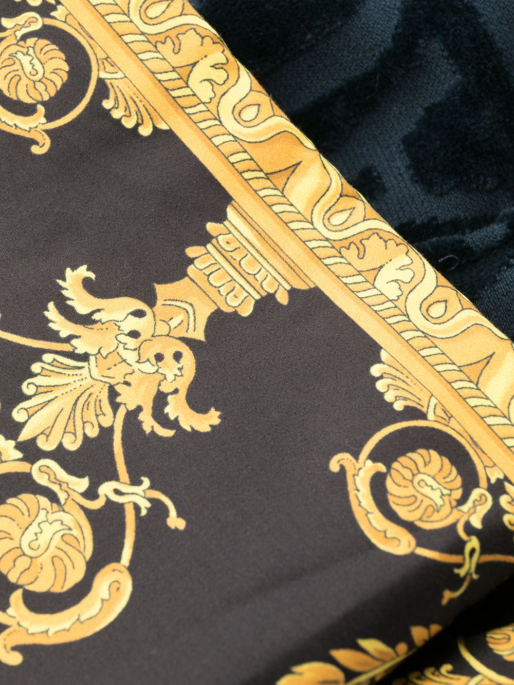 фото Versace короткий халат с принтом barocco и логотипом