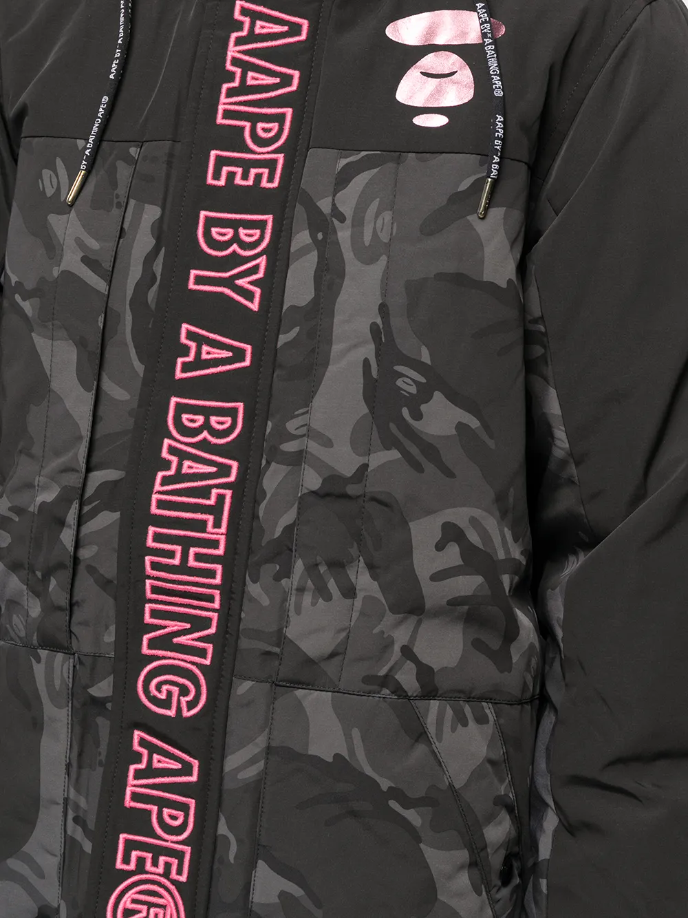 фото Aape by *a bathing ape® пуховик с капюшоном и логотипом