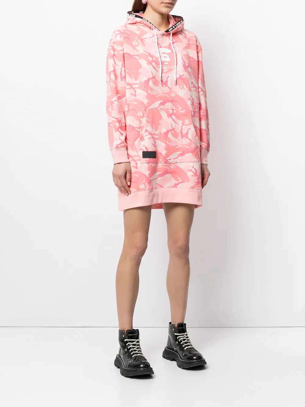 фото Aape by *a bathing ape® короткое платье с капюшоном и графичным принтом