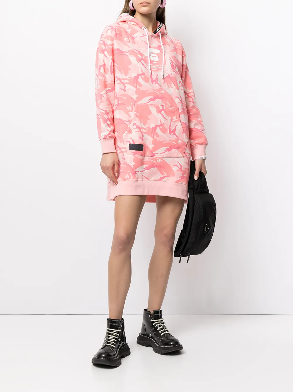 фото Aape by *a bathing ape® короткое платье с капюшоном и графичным принтом