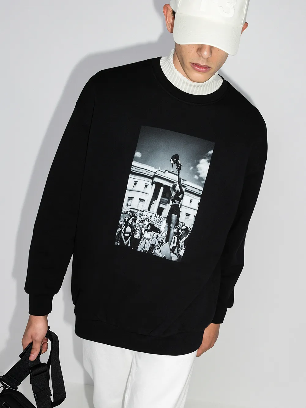 What We Seee + Misan Harriman Sweater met print - Zwart