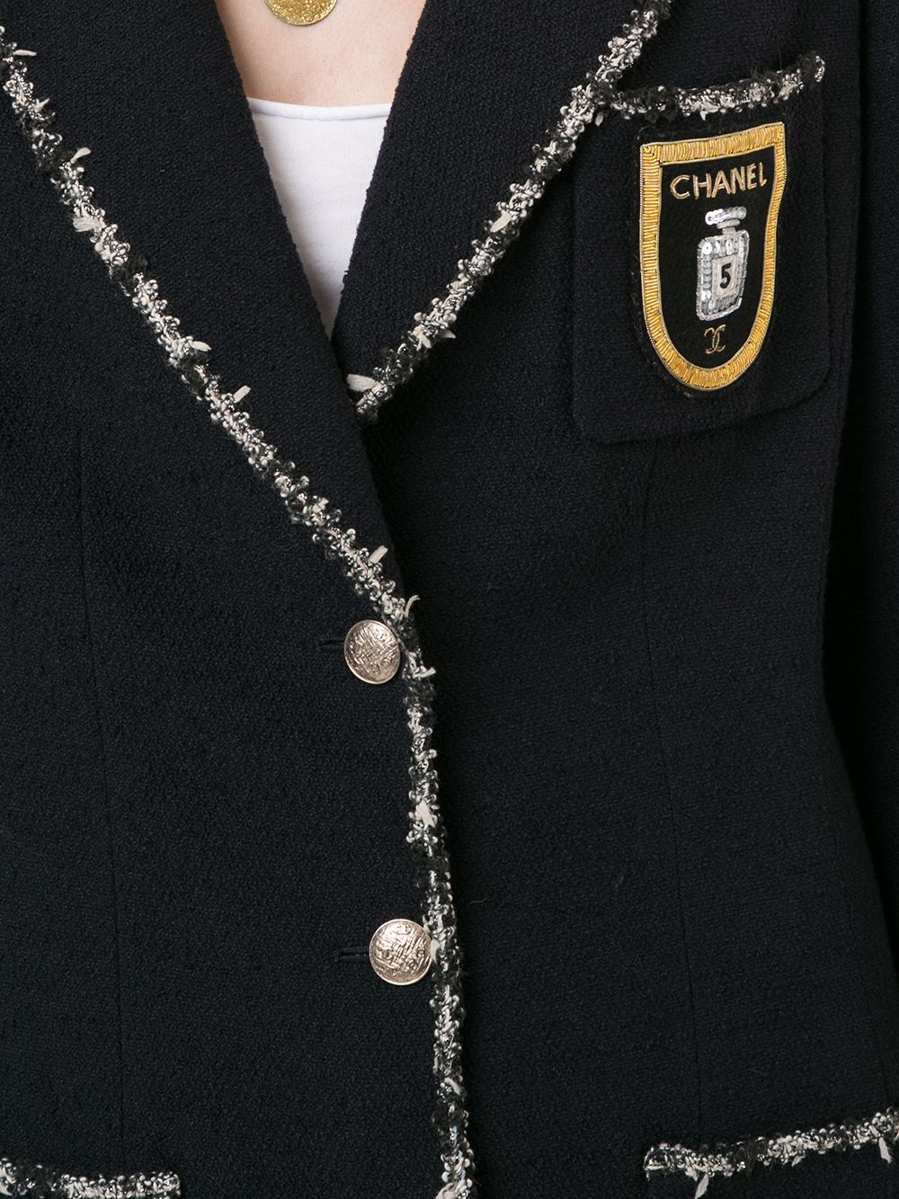 CHANEL Pre-Owned 2005 logo-patch bouclé jacket