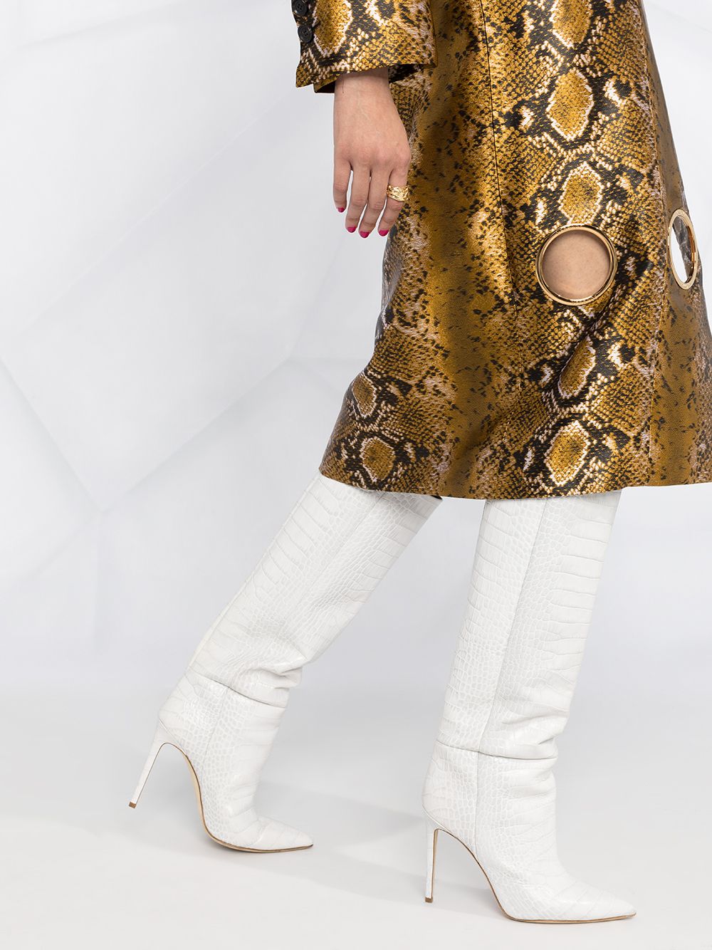 фото Versace пальто со змеиным принтом