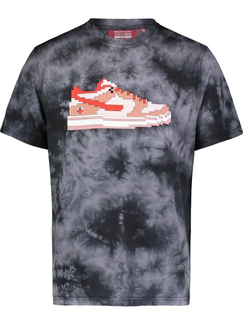 Mostly Heard Rarely Seen 8-Bit playera tie-dye con motivo de tenis