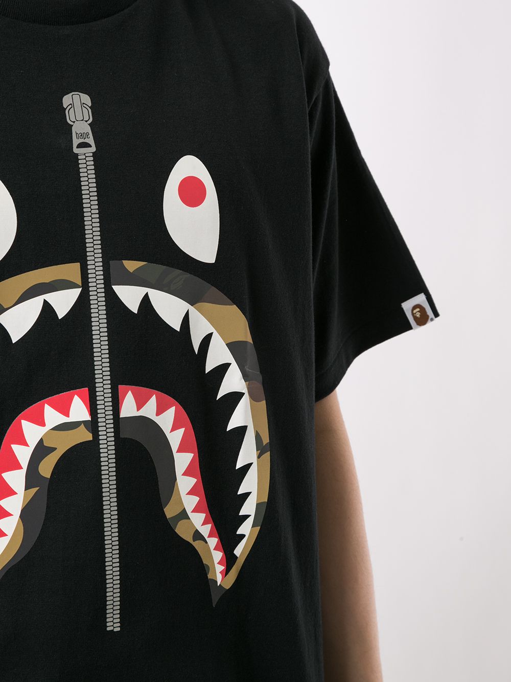 фото A bathing ape® футболка camo shark с короткими рукавами