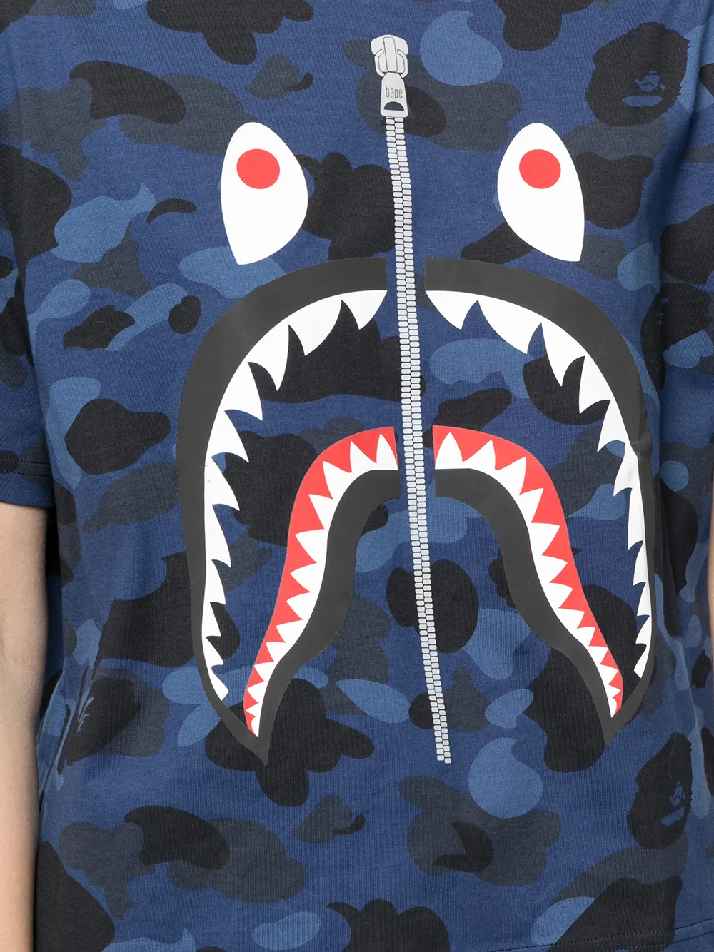 фото A bathing ape® футболка shark stripe с камуфляжным принтом