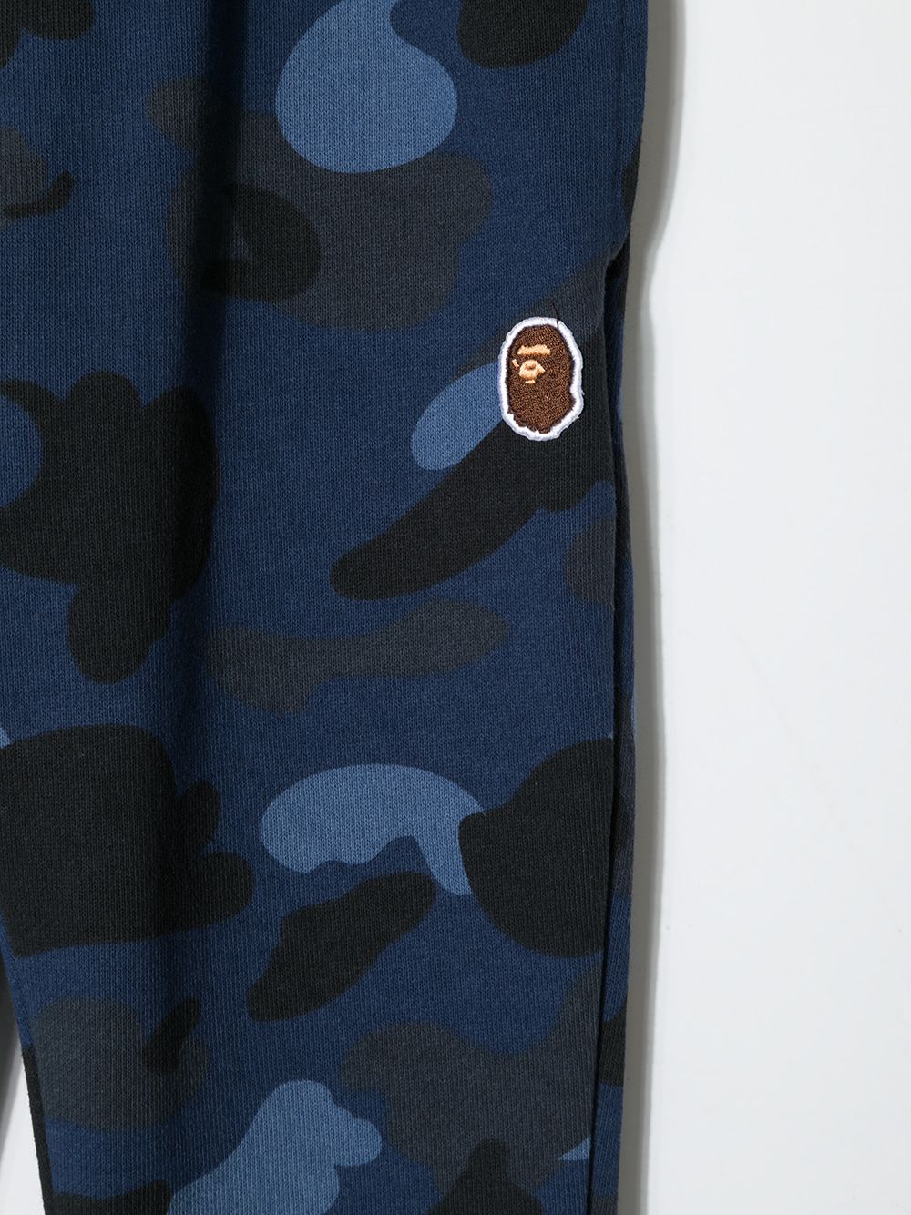 фото A bathing ape® спортивные брюки с камуфляжным принтом