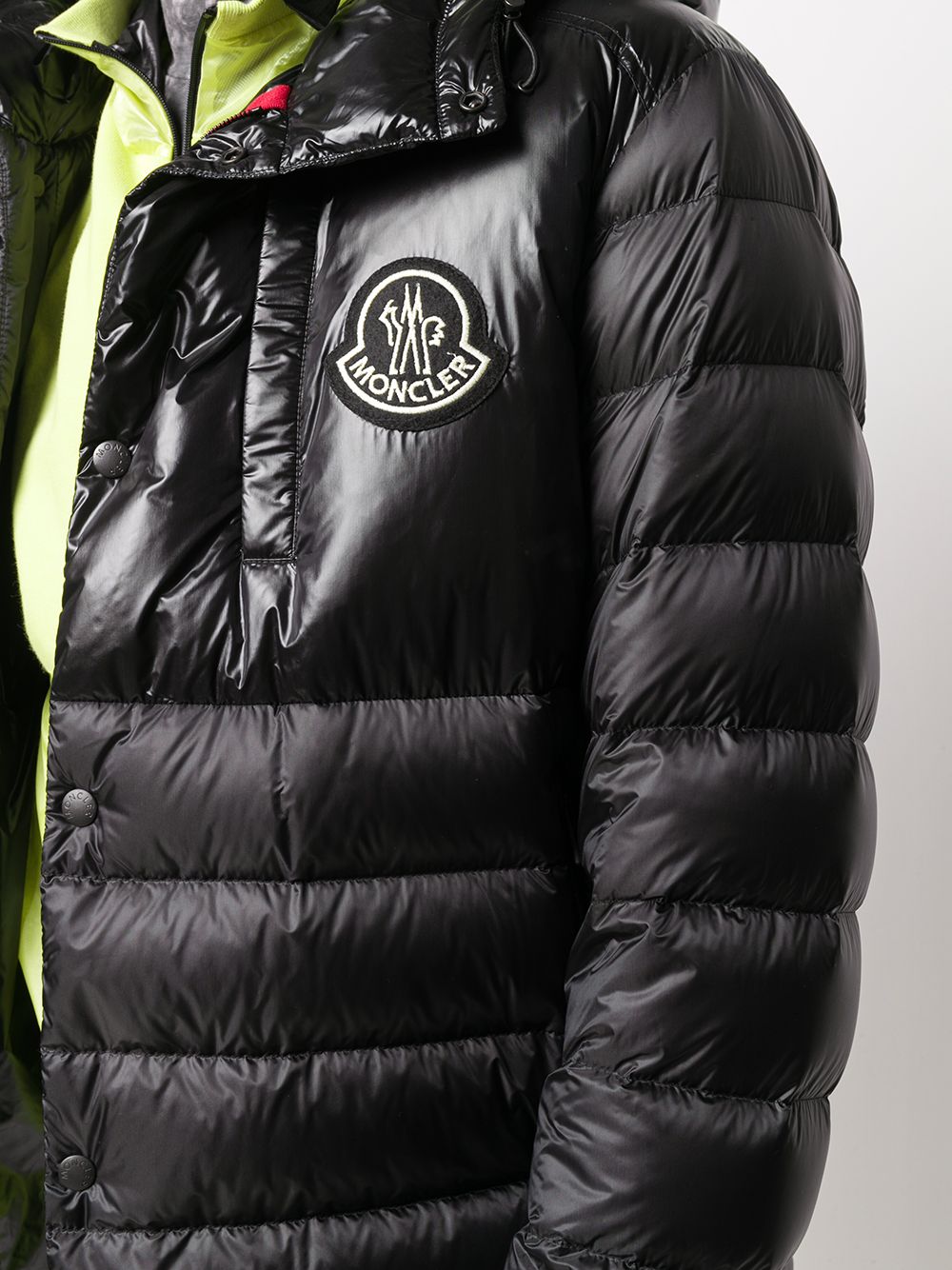 фото Moncler стеганый пуховик с нашивкой-логотипом