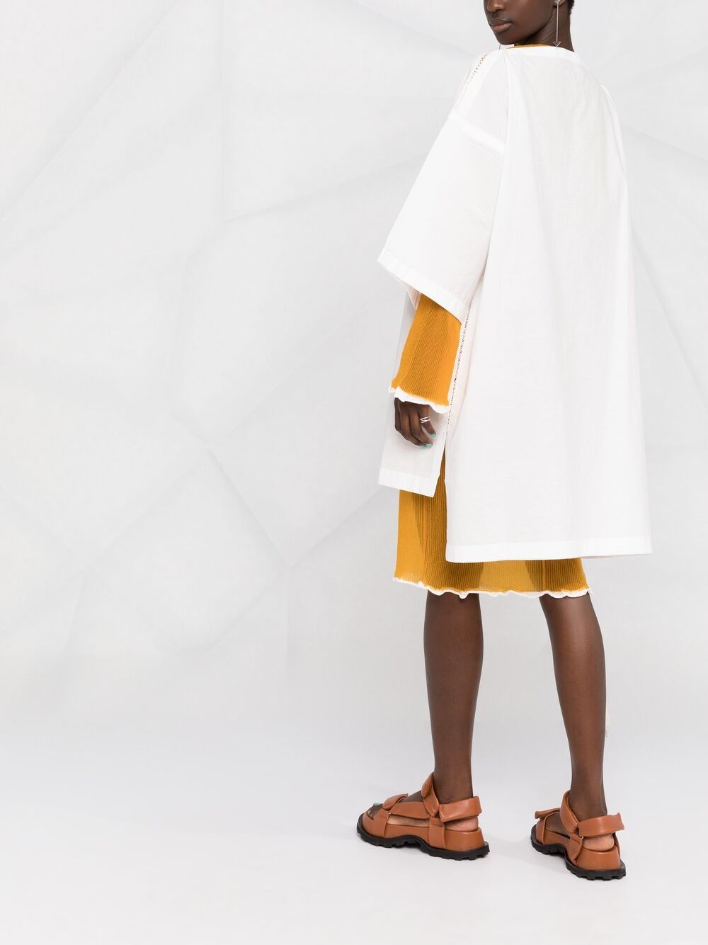 фото Acne studios платье с асимметричным подолом и приспущенными плечами