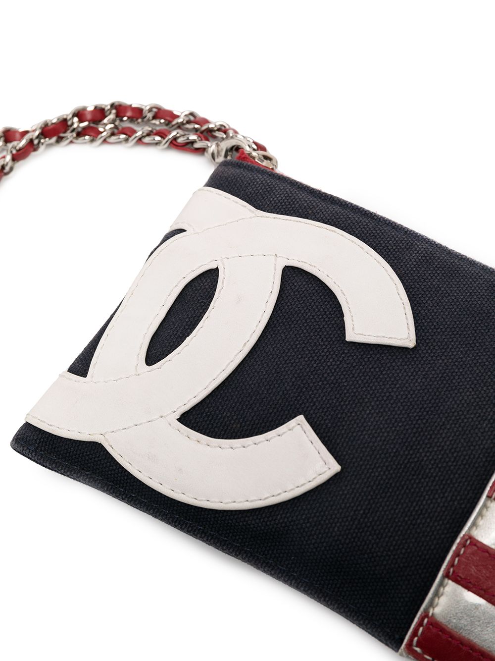 фото Chanel pre-owned клатч 2002-го года с логотипом cc