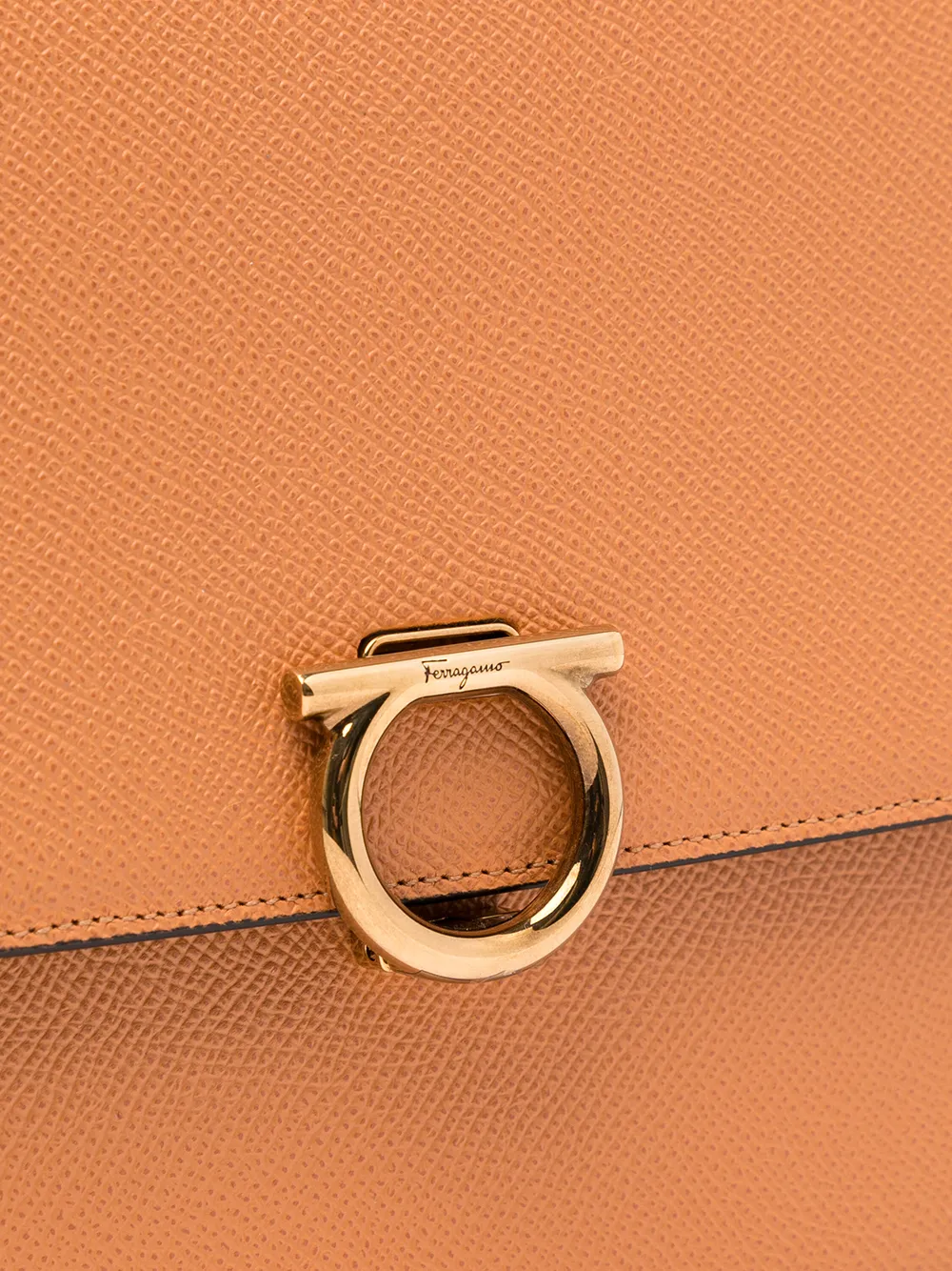 фото Salvatore ferragamo сумка на плечо из зернистой кожи