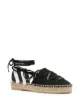الصورة 2 من Off-White حذاء قماش مسطح برباط