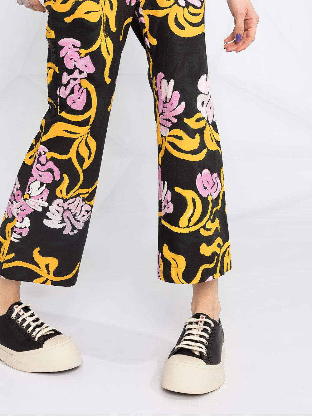 фото Marni расклешенные брюки с цветочным принтом