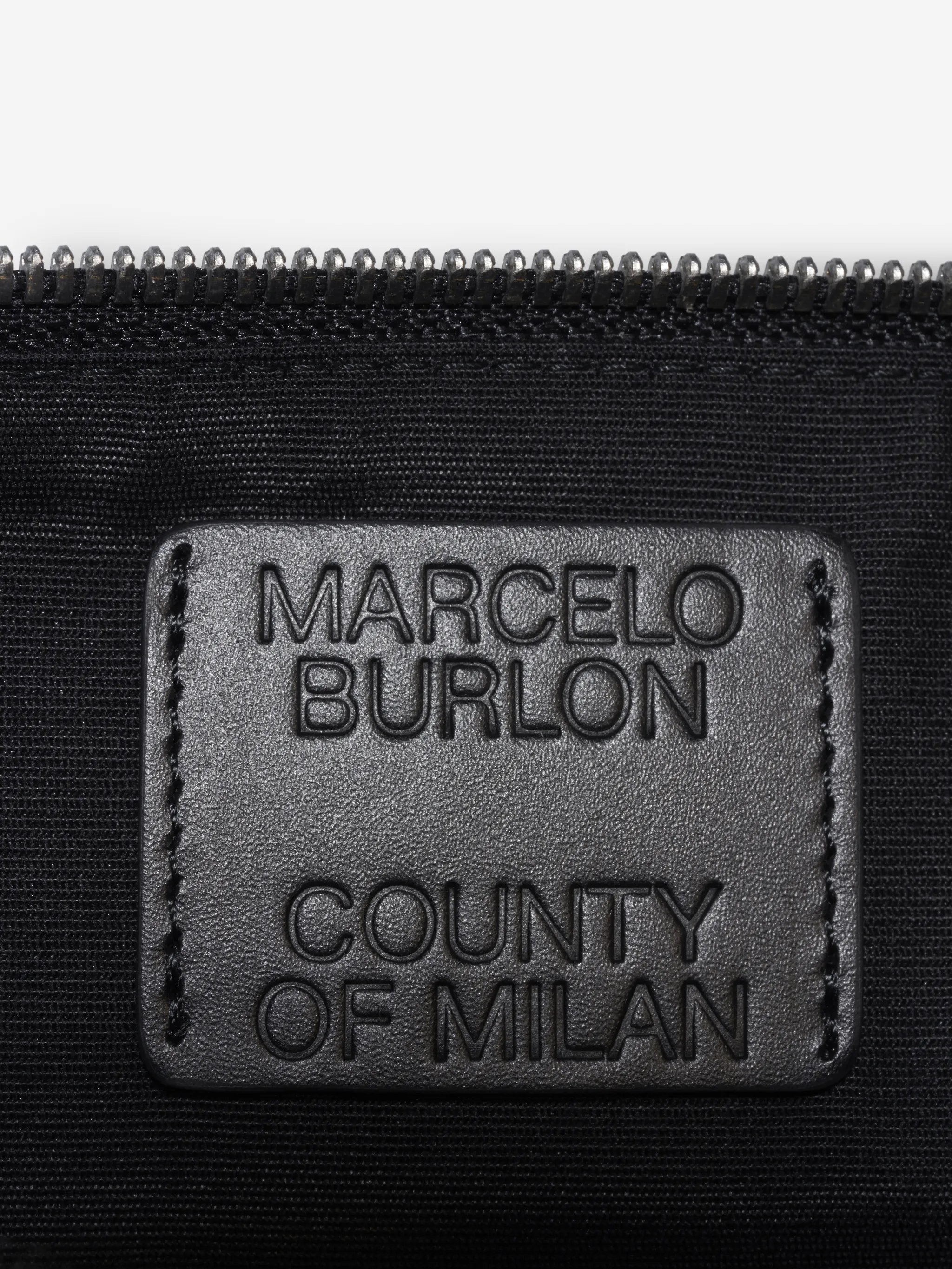 Black/white Wings print leather pouch from Marcelo Burlon County of Milan featuring wings print, top zip fastening, wrist strap, main compartment, internal logo patch and silver-tone hardware.