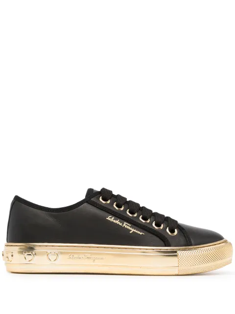 Ferragamo tenis con agujetas y logo estampado
