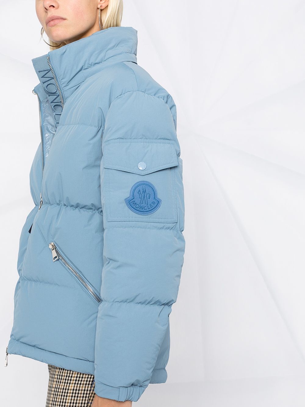 фото Moncler пуховик с нашивкой-логотипом