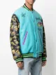 Moschino chamarra bomber con motivo de astronave