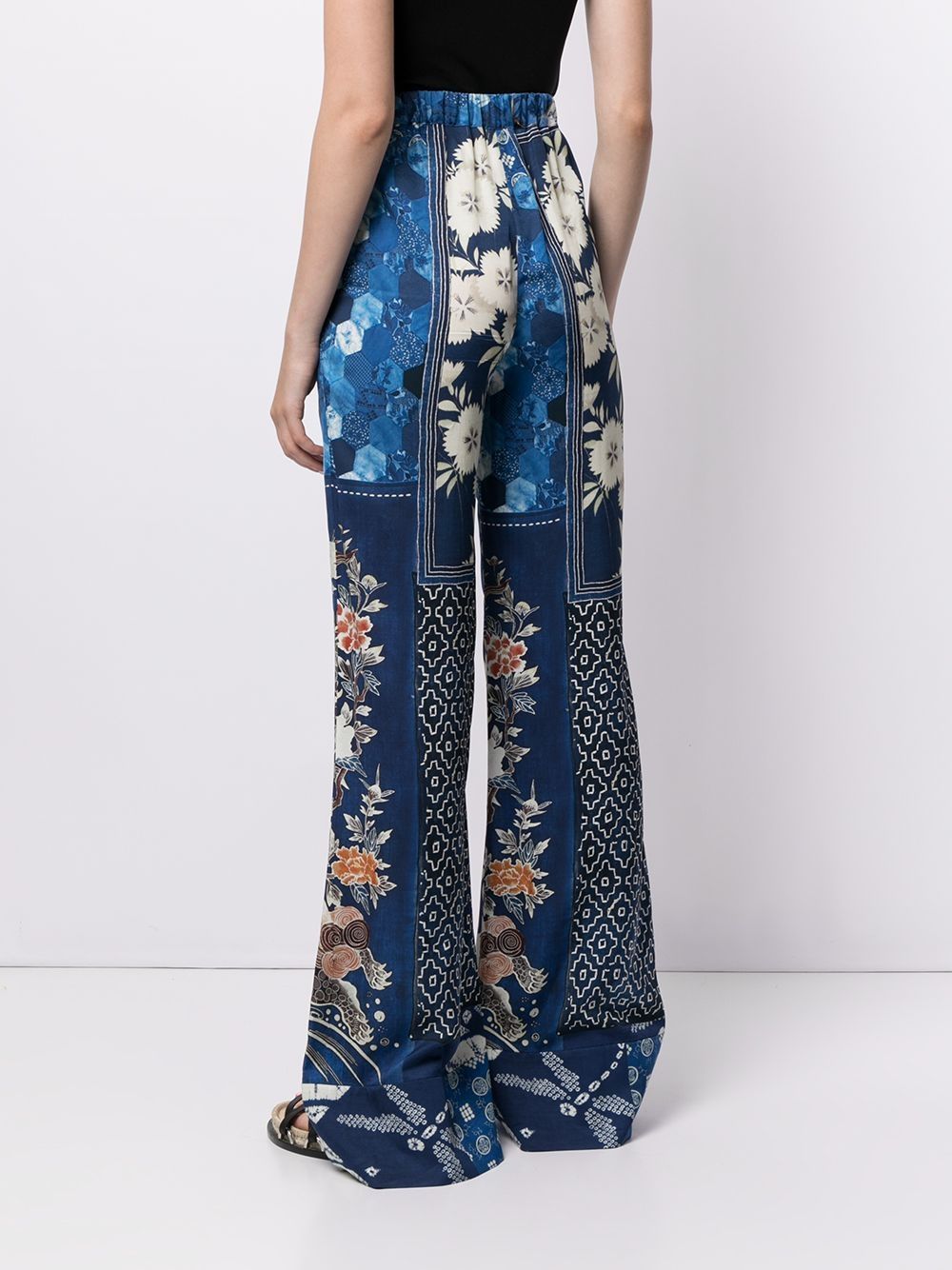 фото Roberto cavalli расклешенные брюки с принтом oriental patchwork