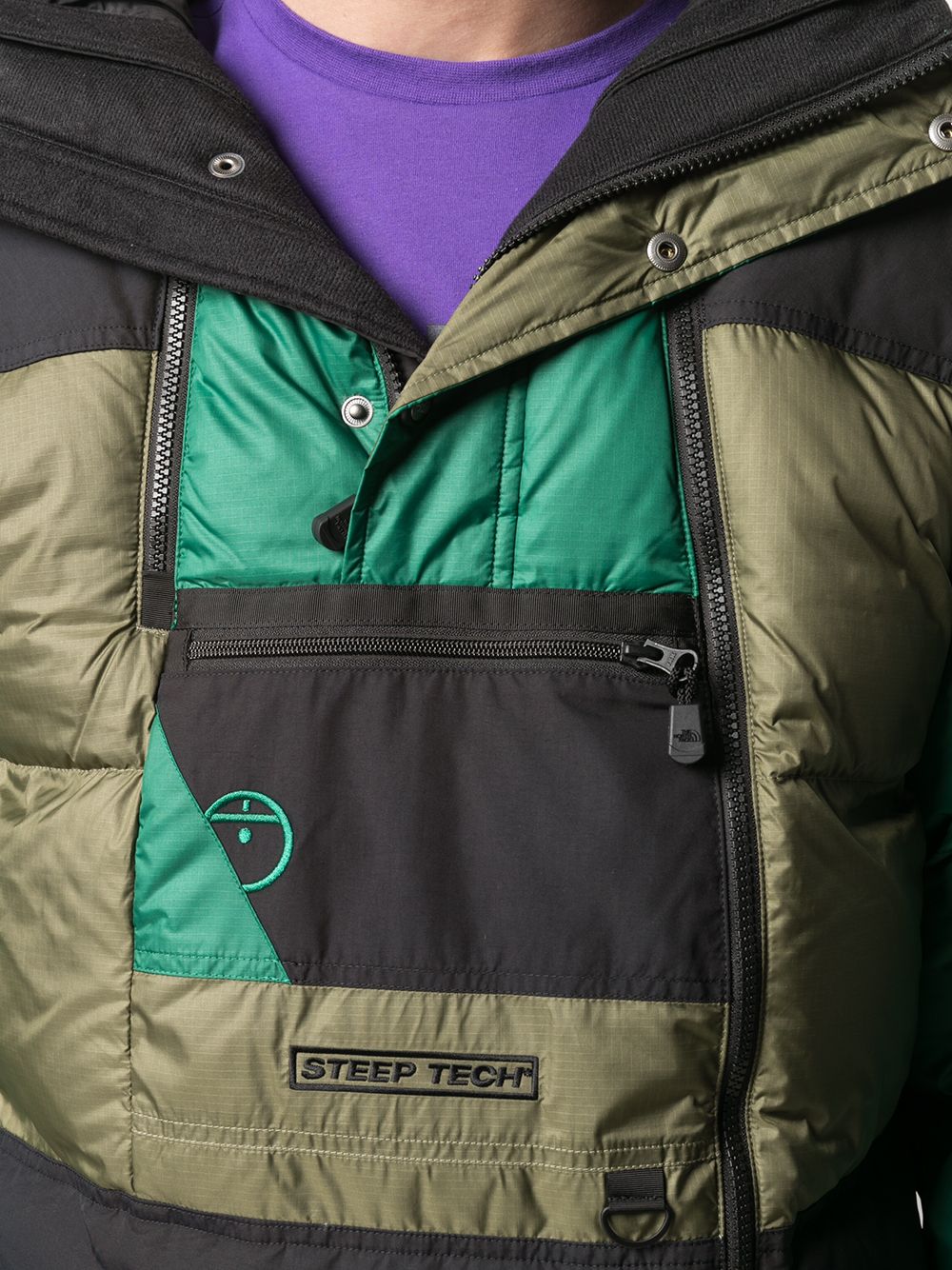 фото The north face пуховик в стиле колор-блок с капюшоном