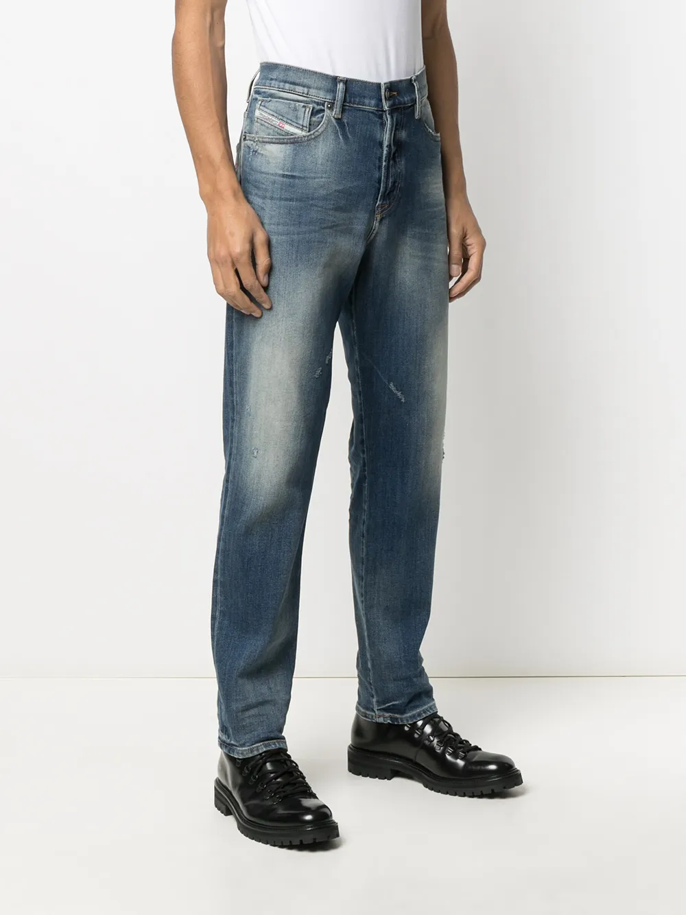  Diesel Tapered Jeans In Distressed Optik   Blau 