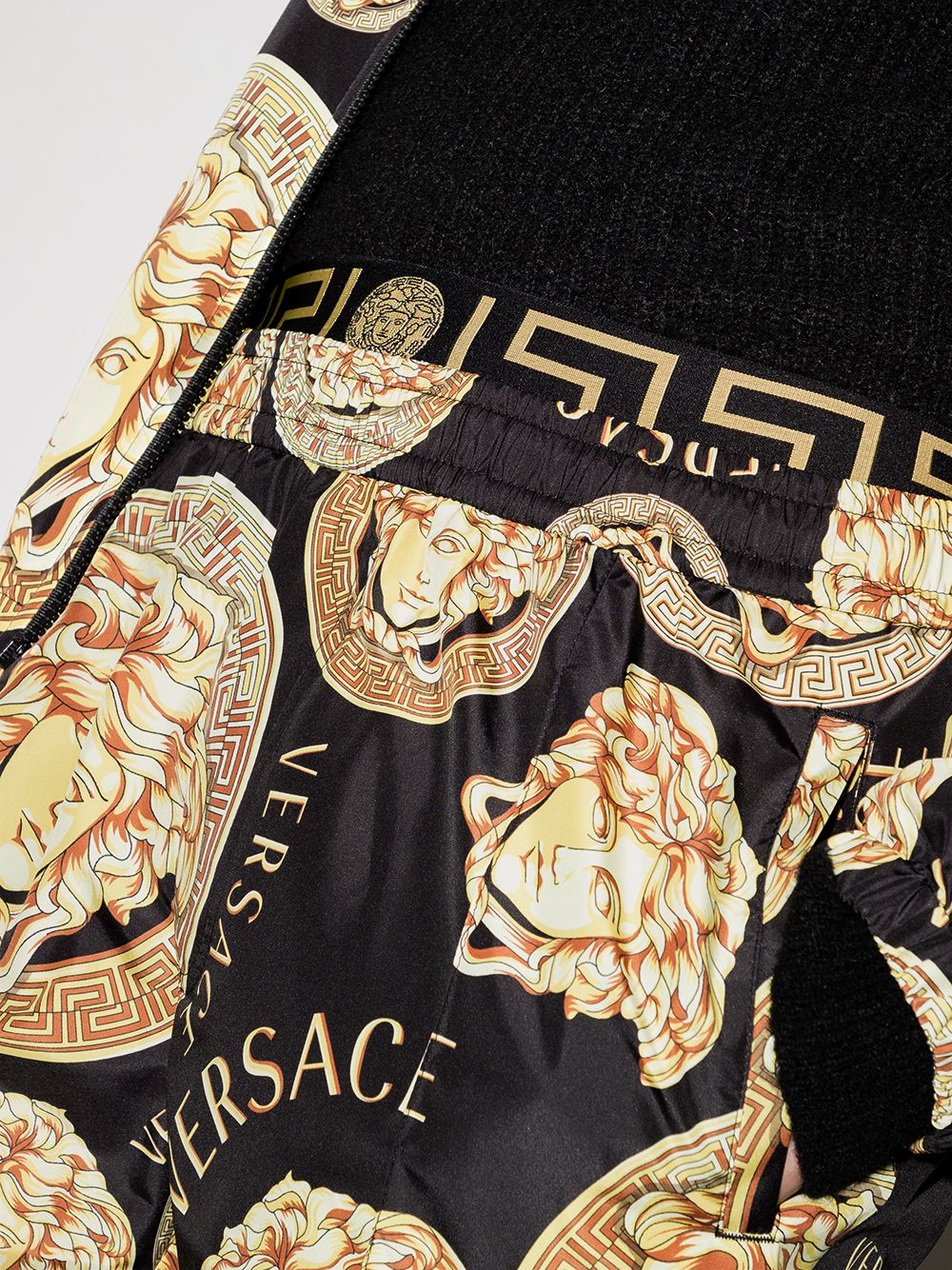 фото Versace зауженные спортивные брюки с принтом medusa