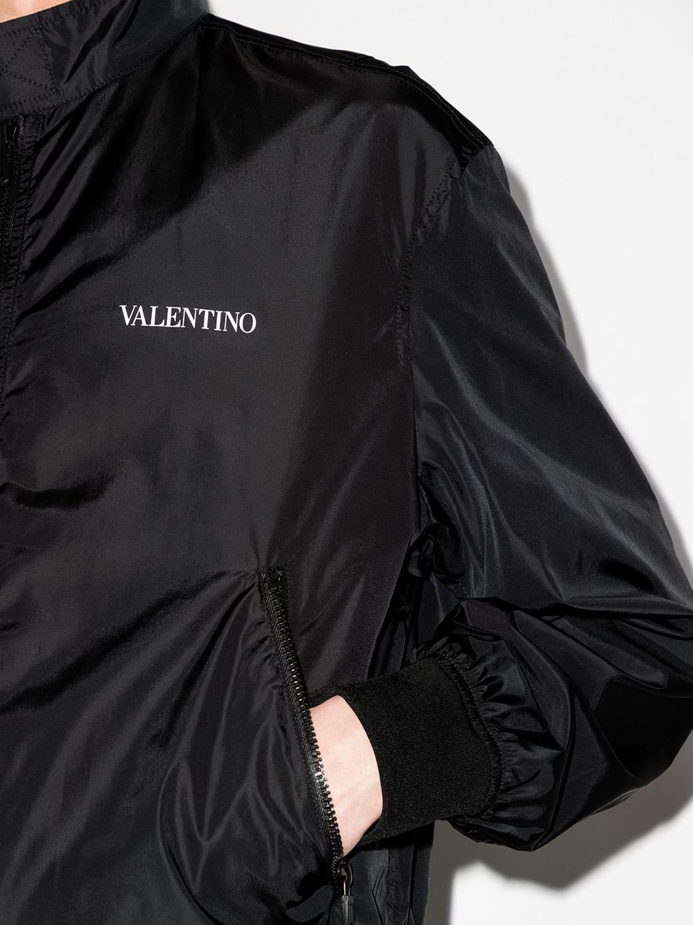фото Valentino бомбер на молнии с логотипом