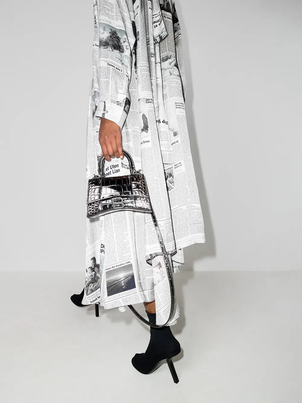 фото Balenciaga мини-сумка xs hourglass с тиснением под кожу крокодила