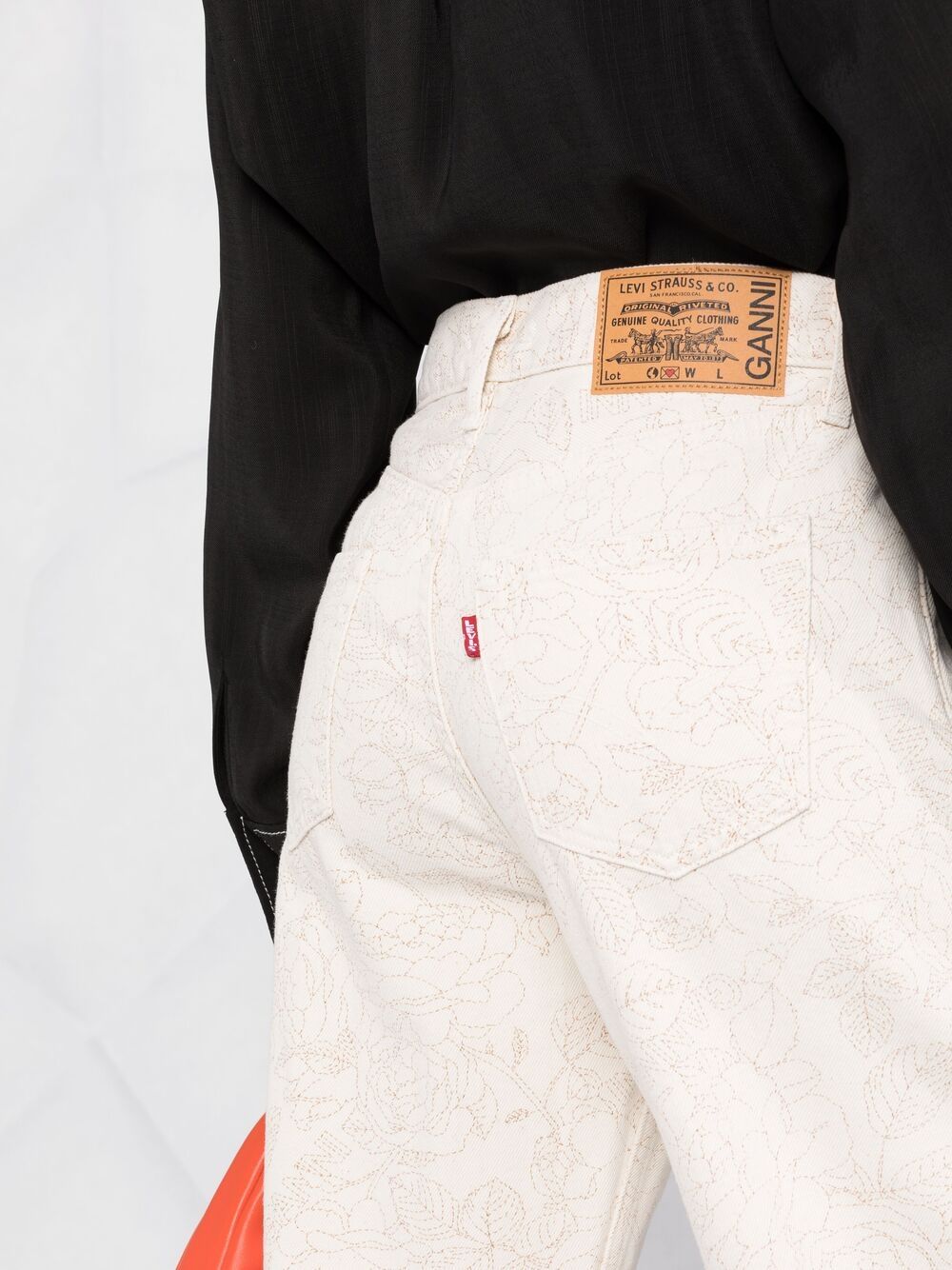 фото Ganni джинсы с цветочным узором из коллаборации с levi's