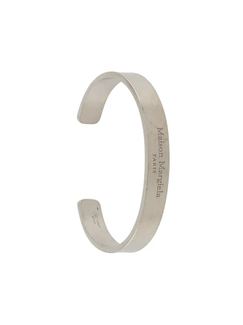 Maison Margiela brazalete con logo grabado