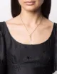 الصورة 2 من Simone Rocha قلادة بدلاية حرف V ومزينة بلؤلؤة