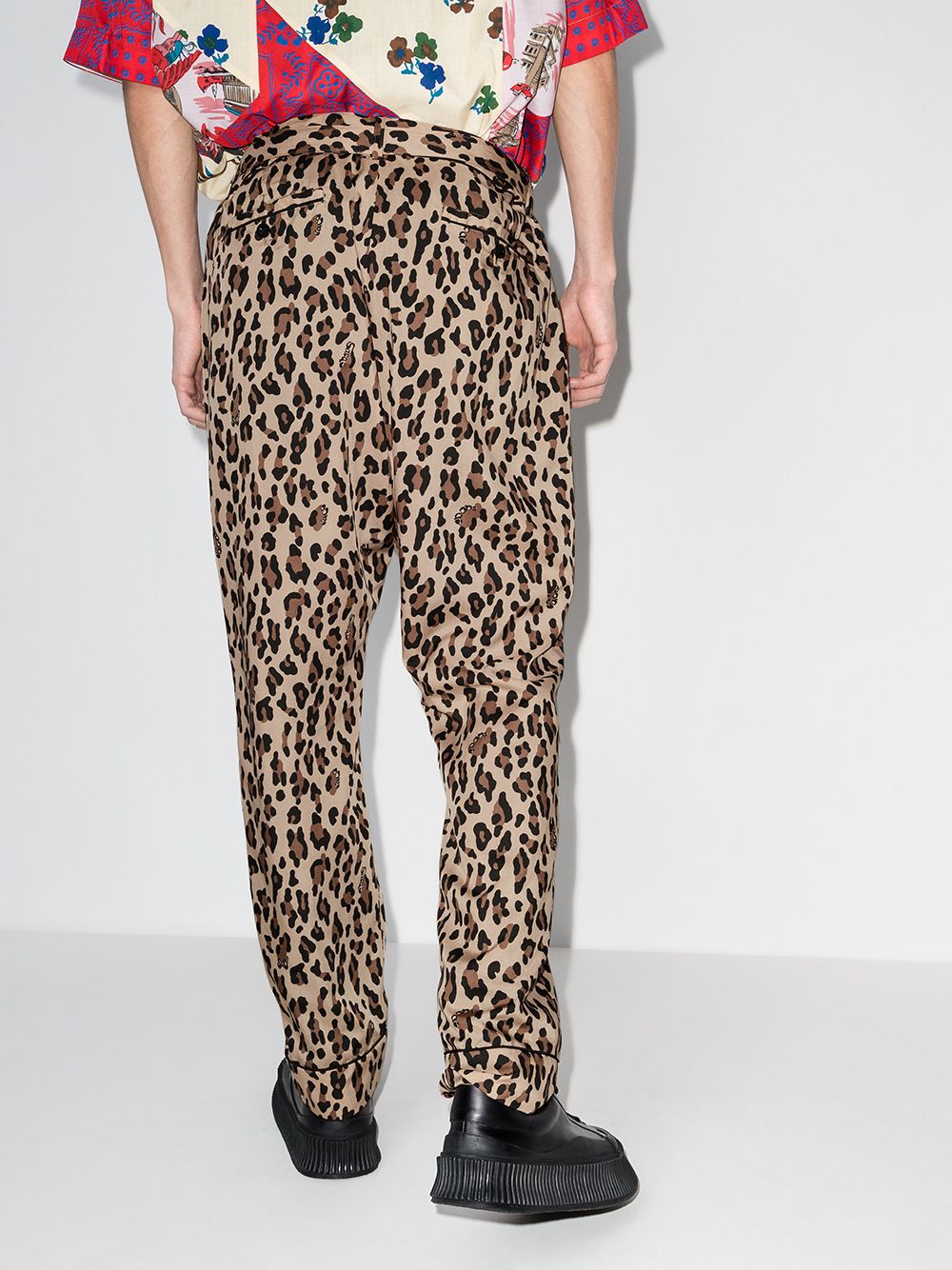 фото Sacai зауженные брюки с леопардовым принтом