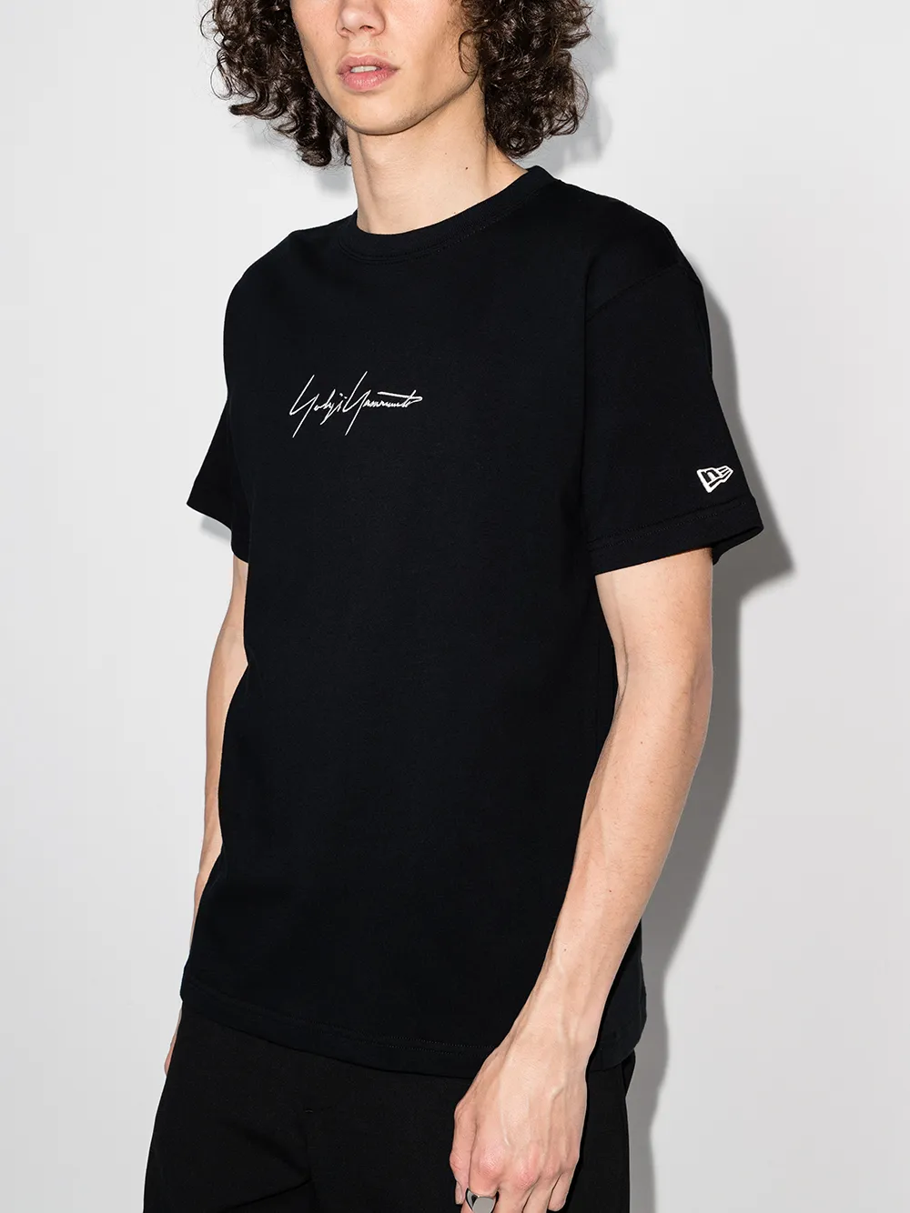 фото Yohji yamamoto футболка new era с логотипом