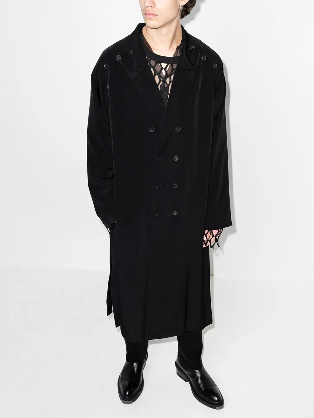 фото Yohji yamamoto пальто с сетчатыми вставками и пуговицами на плечах