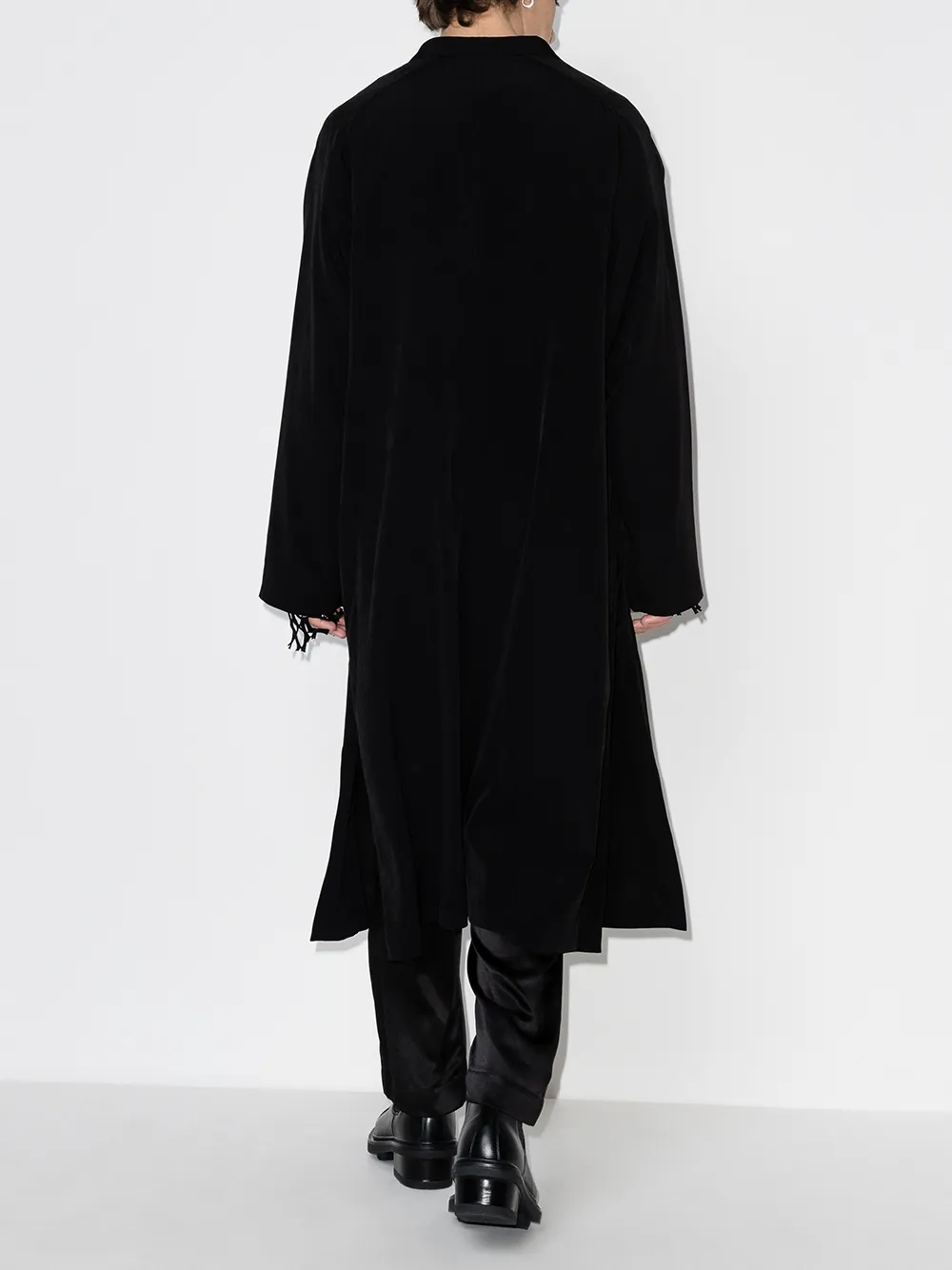 фото Yohji yamamoto пальто с сетчатыми вставками и пуговицами на плечах