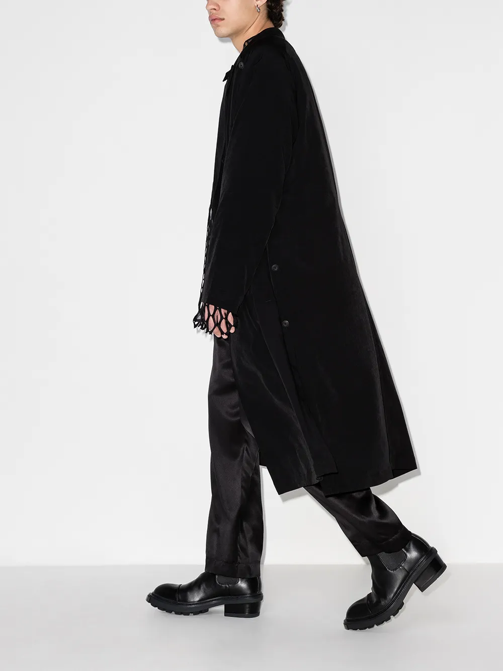 фото Yohji yamamoto пальто с сетчатыми вставками и пуговицами на плечах