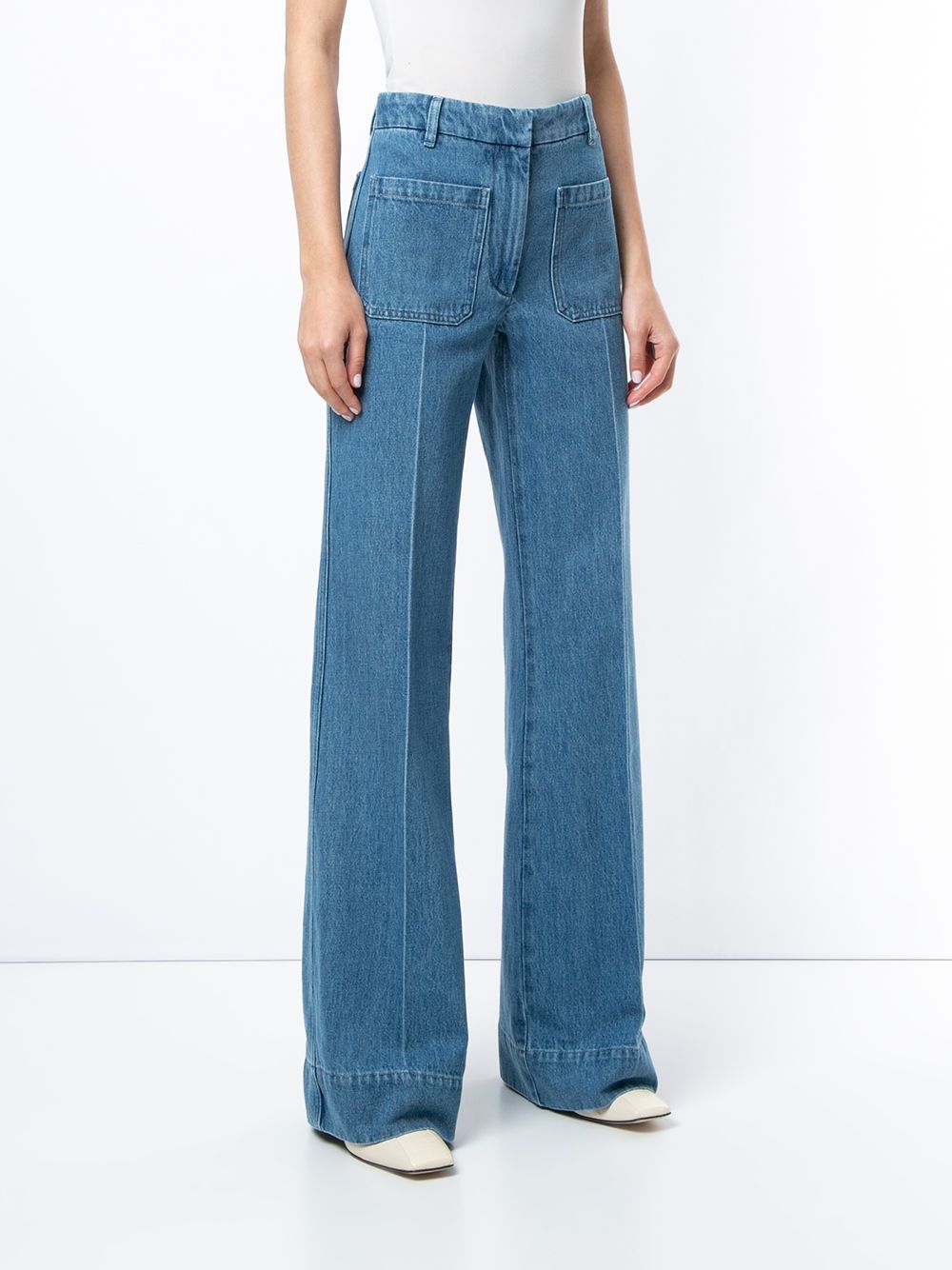 фото Victoria beckham расклешенные джинсы с завышенной талией