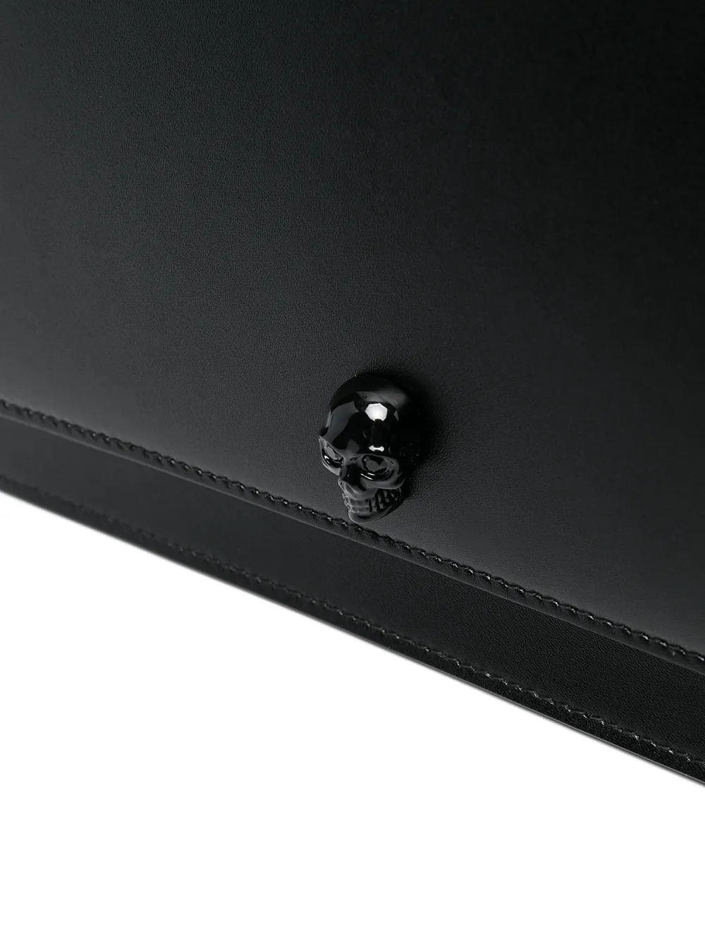 фото Alexander mcqueen сумка через плечо с декором skull