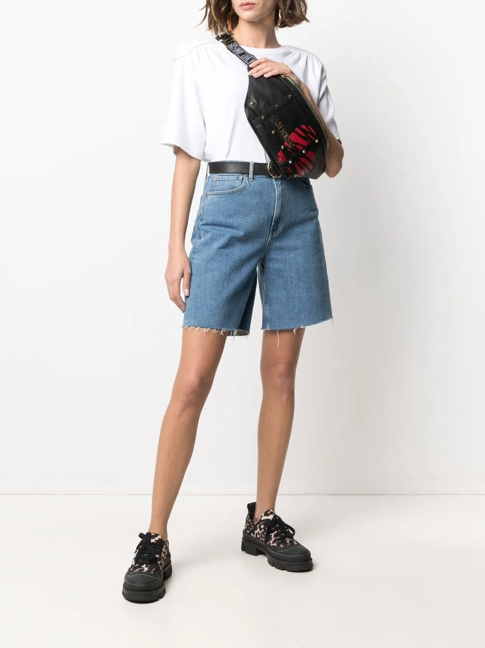 фото Love moschino поясная сумка с заклепками и принтом