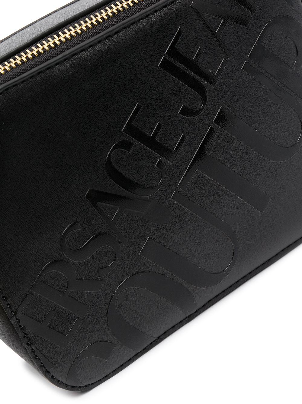 фото Versace jeans couture каркасная сумка с тисненым логотипом