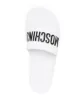 Moschino صندل بطبعة شعار الماركة