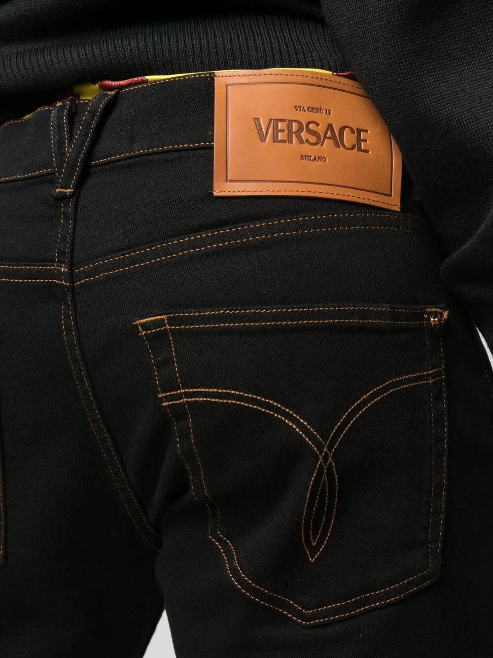 фото Versace прямые джинсы с нашивкой-логотипом