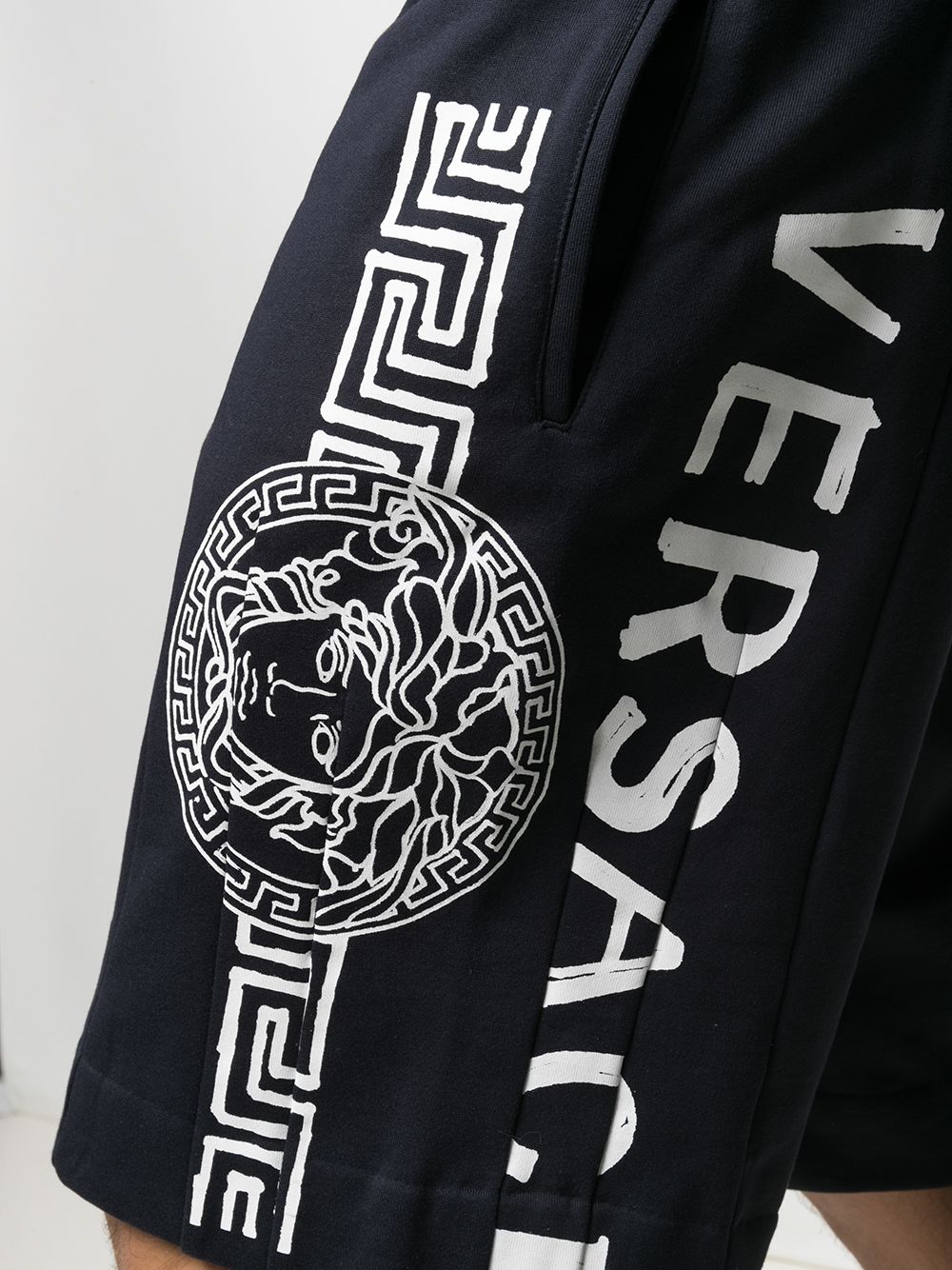 Versace logo-print knee-length Shorts - Farfetch