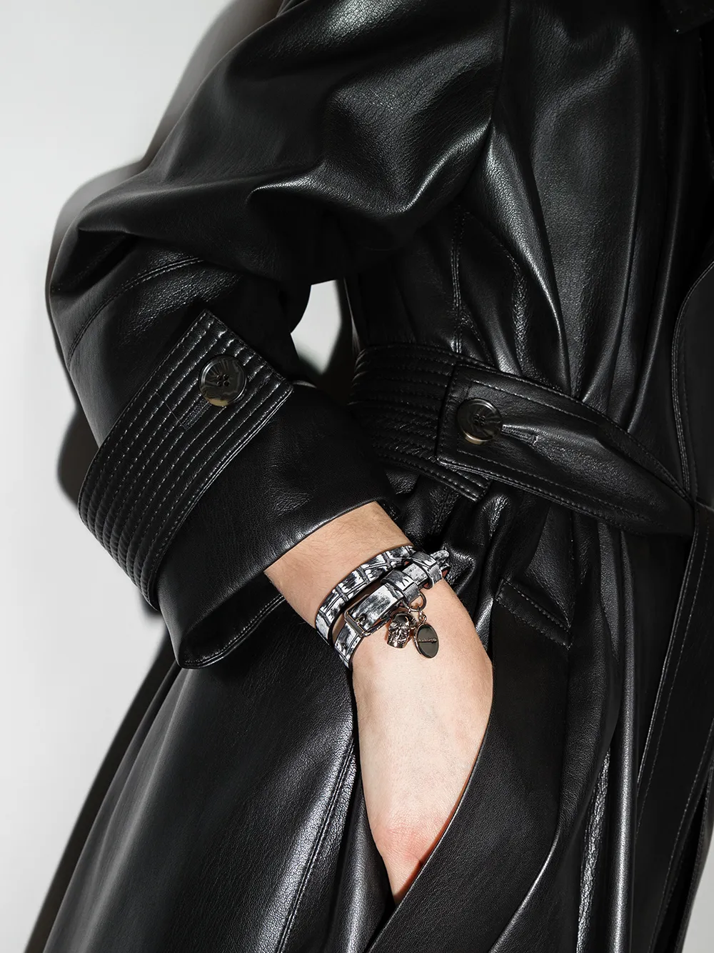фото Alexander mcqueen браслет с тиснением под крокодила