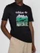 Billede 2 af adidas T-shirt med grafisk tryk og rund hals