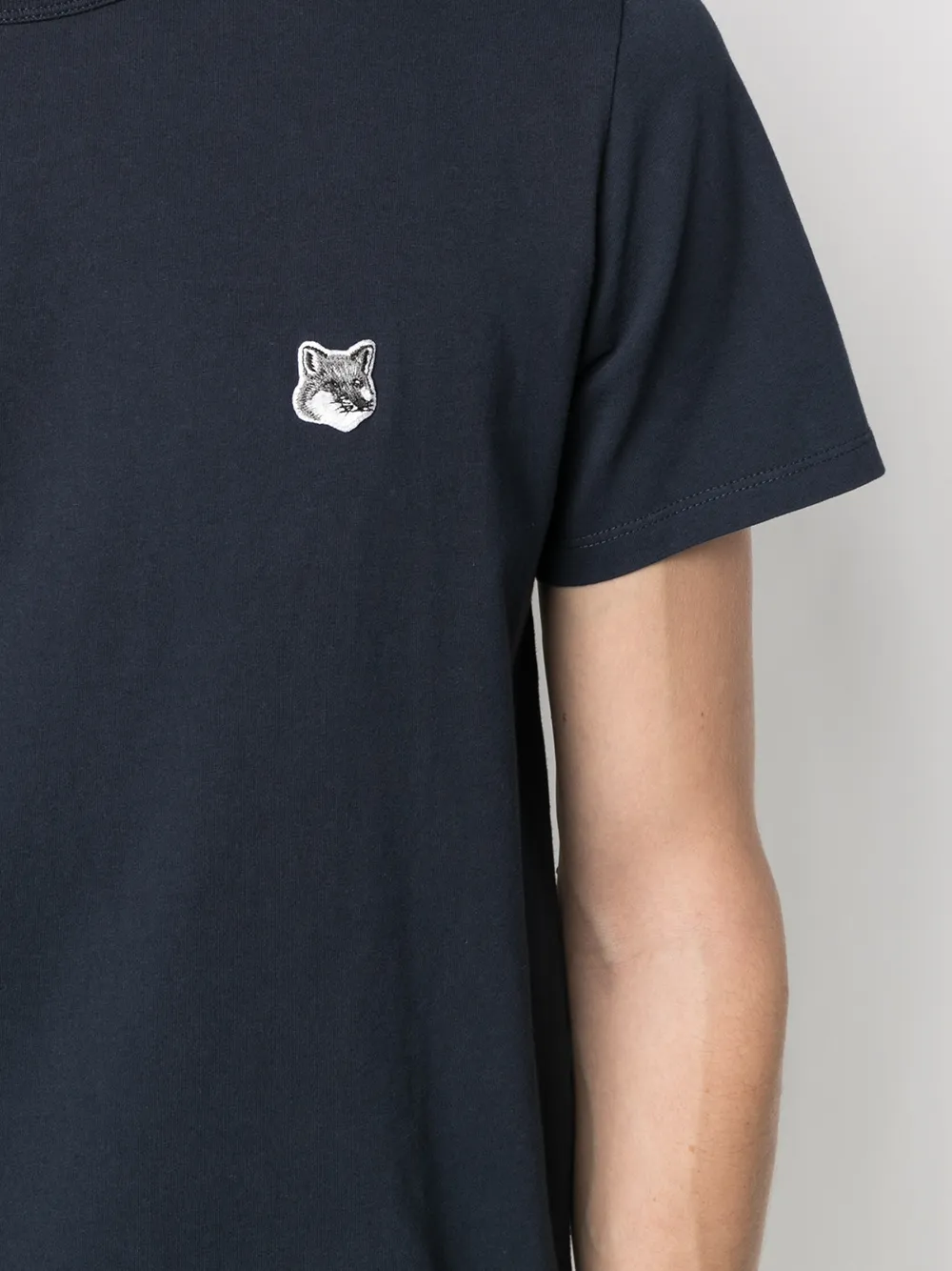 фото Maison kitsuné футболка с нашивкой-логотипом