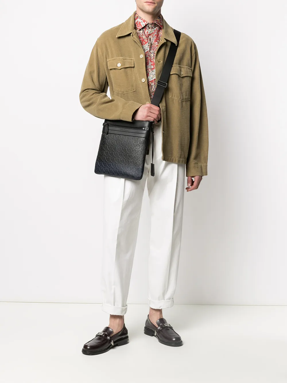 фото Salvatore ferragamo сумка-мессенджер с узором gancini