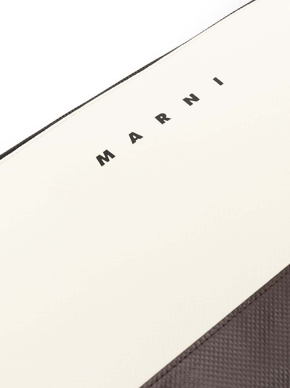фото Marni двухцветный клатч с тисненым логотипом