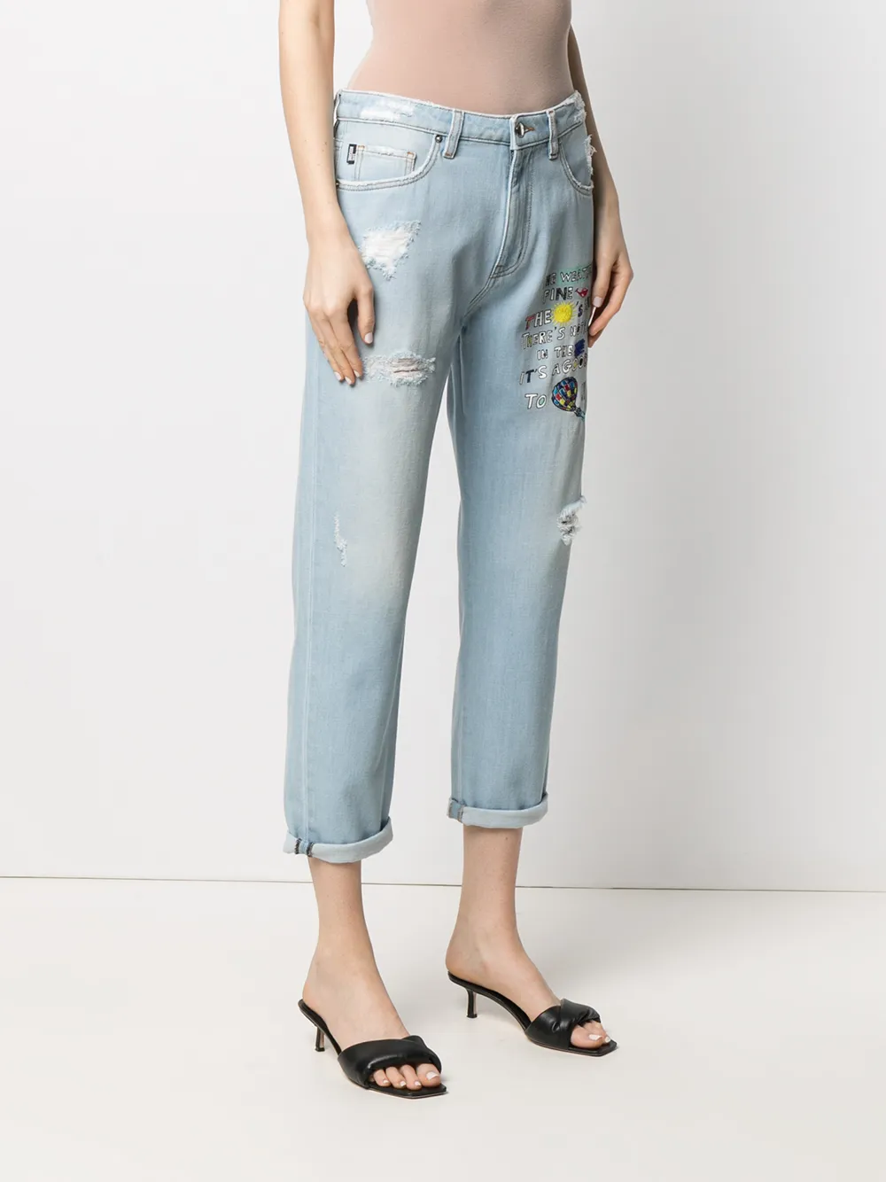 фото Love moschino джинсы бойфренды с надписью