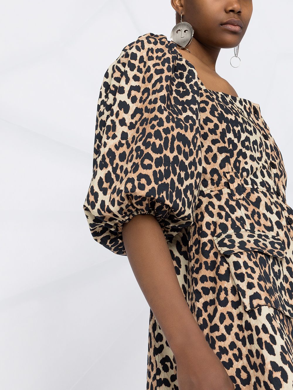 фото Ganni платье с леопардовым принтом и пышными рукавами