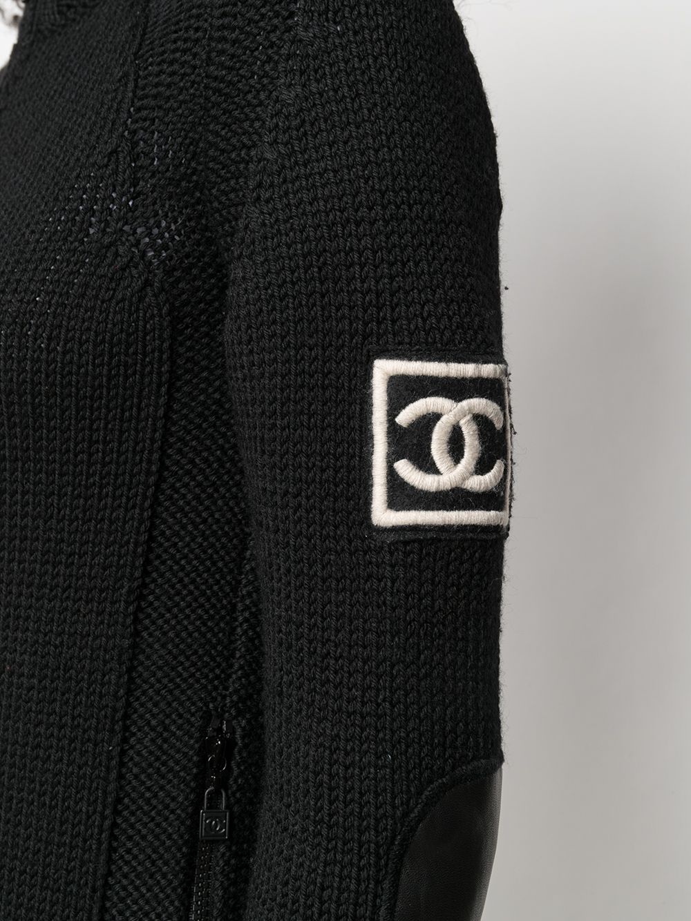 фото Chanel pre-owned кардиган 2007-го года с нашивкой-логотипом cc